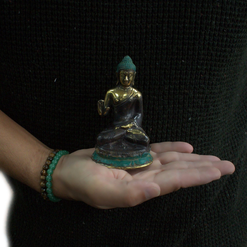 Bouddha assis avec la main levée