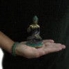 Bouddha assis avec la main levée