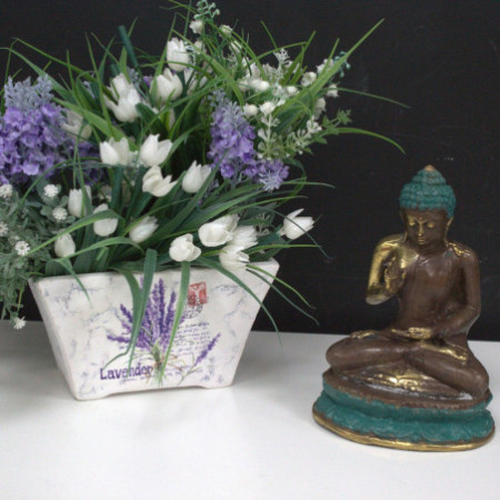 Bouddha assis avec la main levée