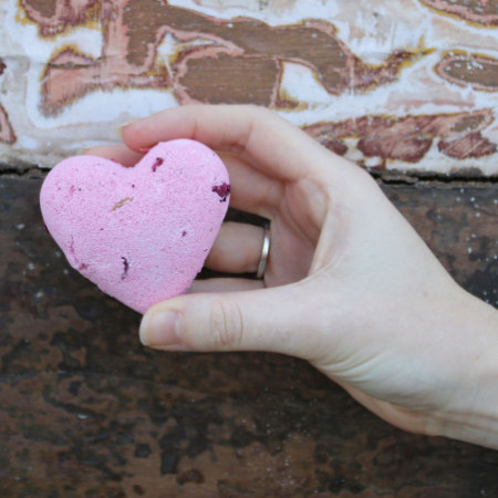 Bombe de bain Love Heart 70 g - Ylang et rose