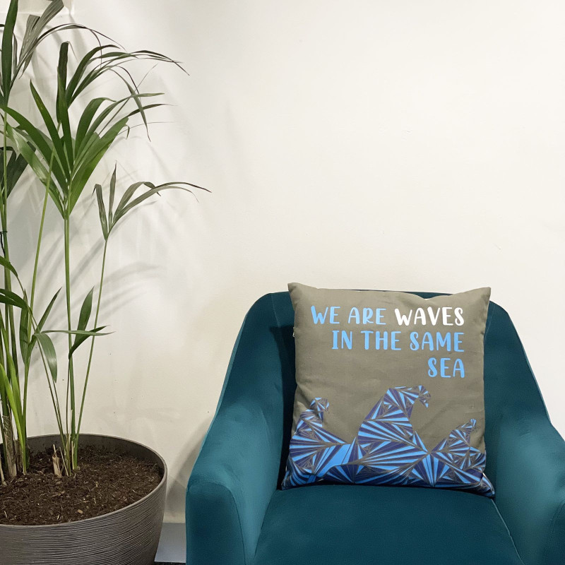 Housse de coussin en coton imprimé - We are Waves - Gris