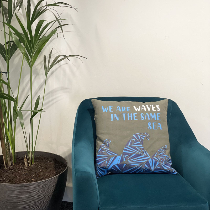 Housse de coussin en coton imprimé - We are Waves - Gris