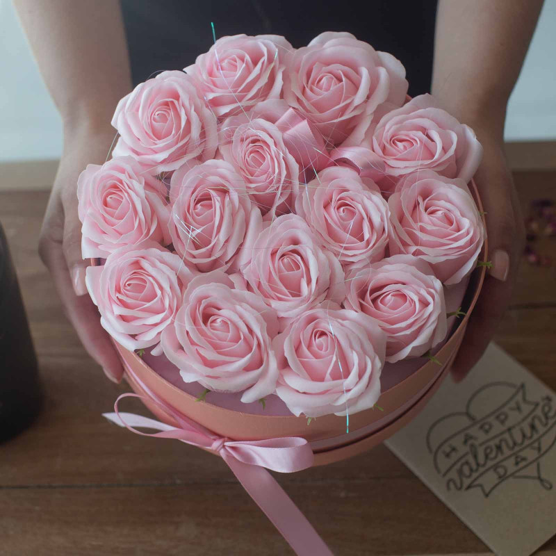 Bouquet de fleurs de savon - 14 roses roses - Rond
