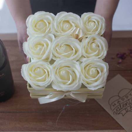 Bouquet cadeau de fleurs de savon - 14 roses crème - Rond