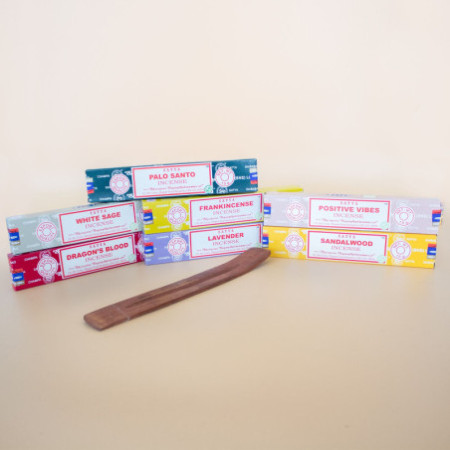 Coffret de démarrage de bâtonnets d'encens Satya (7 parfums + porte-encens en bois de manguier)
