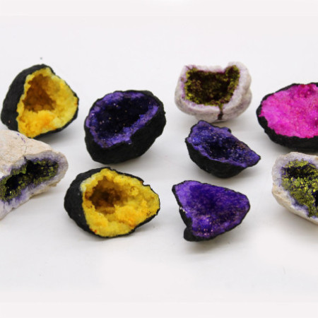 Géodes de calsite colorées - Roche noire - Jaune