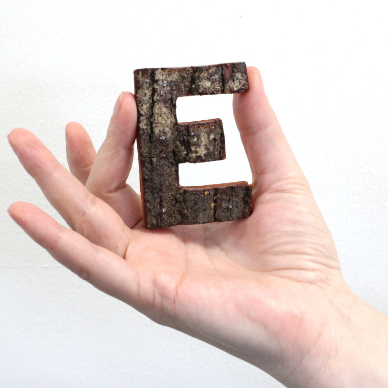 Lettre en écorce rustique - « E » - 7 cm