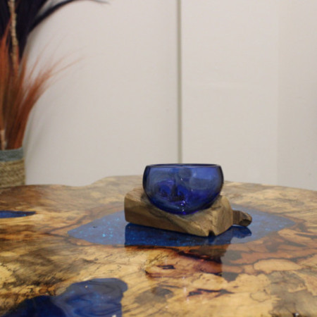 Mini bol bleu en verre Molton sur bois