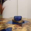 Mini bol bleu en verre Molton sur bois
