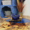 Mini bol bleu en verre Molton sur bois