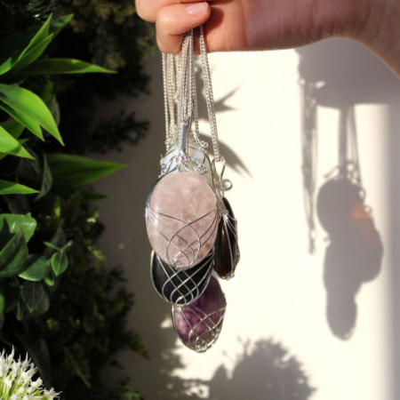 Collier de pierres précieuses enroulées en tourbillon - Quartz rose