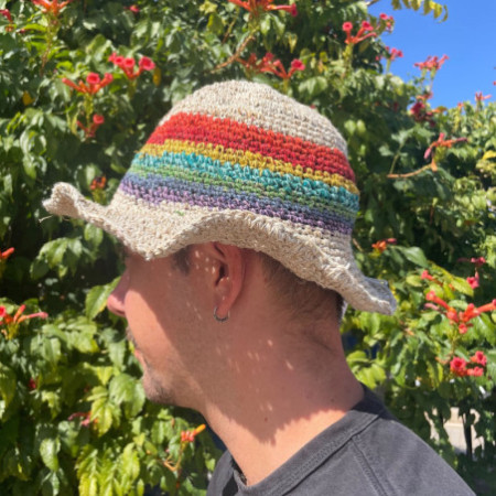 Chapeau bohème de festival tricoté à la main en chanvre et coton - Arc-en-ciel