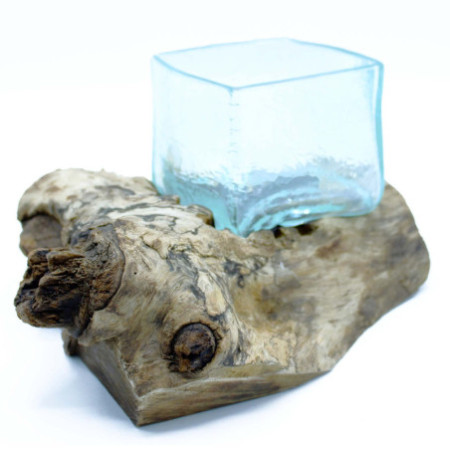 Réservoir de verre fondu craquelé sur bois