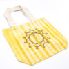 Sac en coton Tye-Dye (170 g) - 38 x 42 x 12 cm - Mains Namasté - Jaune - Poignée naturelle