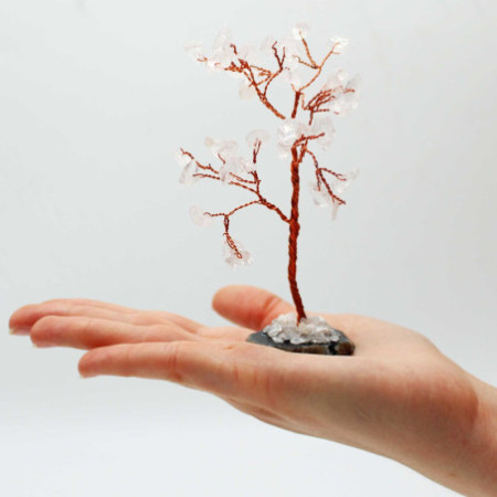 Arbre à pierres précieuses - Quartz rocheux sur base d'agate noire (35 pierres)