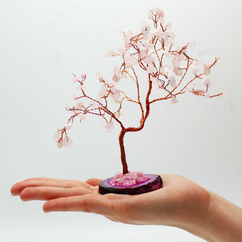 Grand arbre à pierres précieuses et Quartz rose sur base d'agate rose (100 pierres)