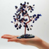 Grand arbre à pierres précieuses et Sodalite sur base d'agate bleue (100 pierres)