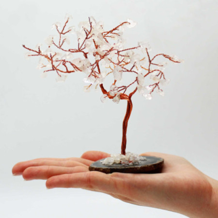 Grand arbre à pierres précieuses et Quartz rocheux sur base d'agate noire (100 pierres)