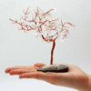 Grand arbre à pierres précieuses et Quartz rocheux sur base d'agate noire (100 pierres)
