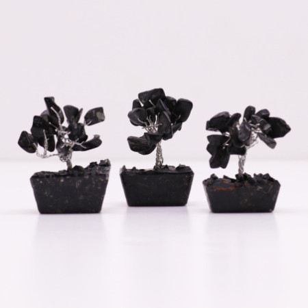 Mini arbres à pierres précieuses sur base en orgonite et Agate noire (15 pierres)