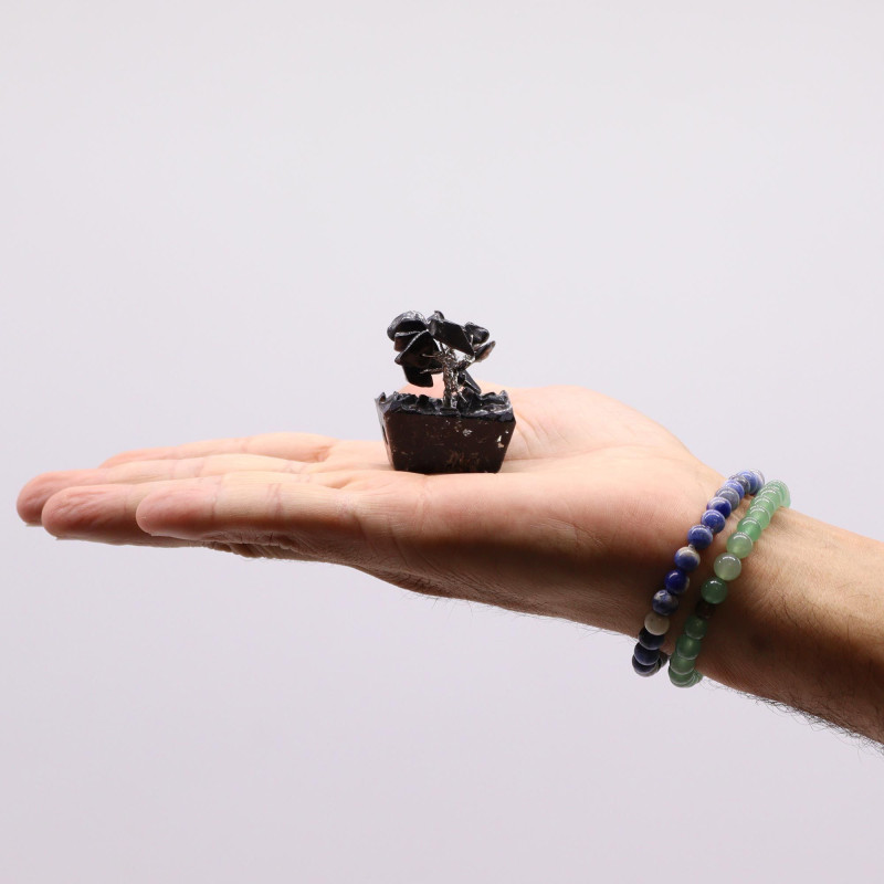 Mini arbres à pierres précieuses sur base en orgonite et Agate noire (15 pierres)