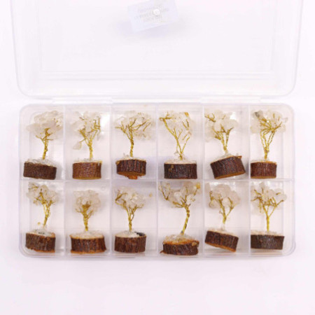 Mini arbres en pierres précieuses sur socle en bois et Quartz rocheux (15 pierres)