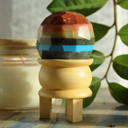Boule de guérison à facettes en pierres précieuses et support - Sept chakras