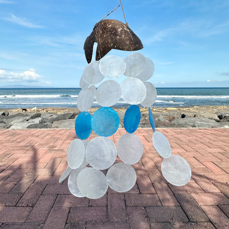 Carillons éoliens en noix de coco et capiz - Dauphins bleus - 30 cm