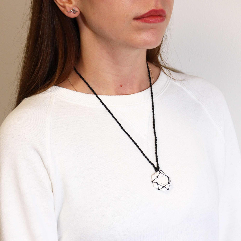 Pendentif hexagonal en pierres précieuses lacées - Howlite blanche