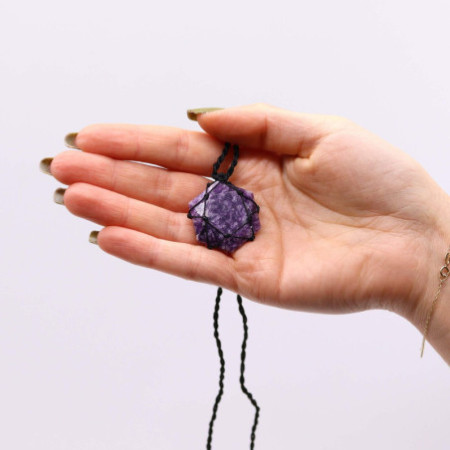 Pendentif hexagonal en pierre précieuse lacée - Lépidolite