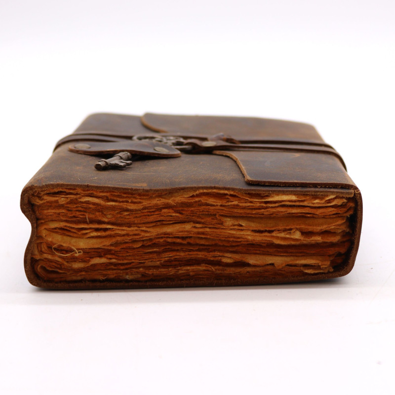 Cuir huilé et clé - 200 pages à tranches décentrées - 13x18cm
