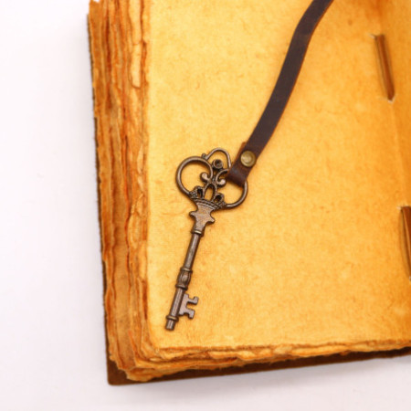 Cuir huilé et clé - 200 pages à tranches décentrées - 13x18cm