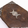 Livre Heafty Brown Tan - Décor Zinc Triple Moon - 200 pages à bords frangés - 26 x 18 cm