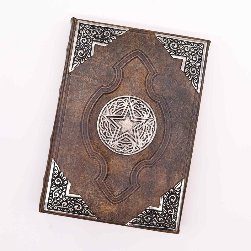 Livre brun clair épais - Décor pentagone en zinc - 200 pages à bords frangés - 26 x 18 cm