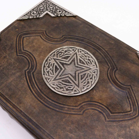 Livre brun clair épais - Décor pentagone en zinc - 200 pages à bords frangés - 26 x 18 cm