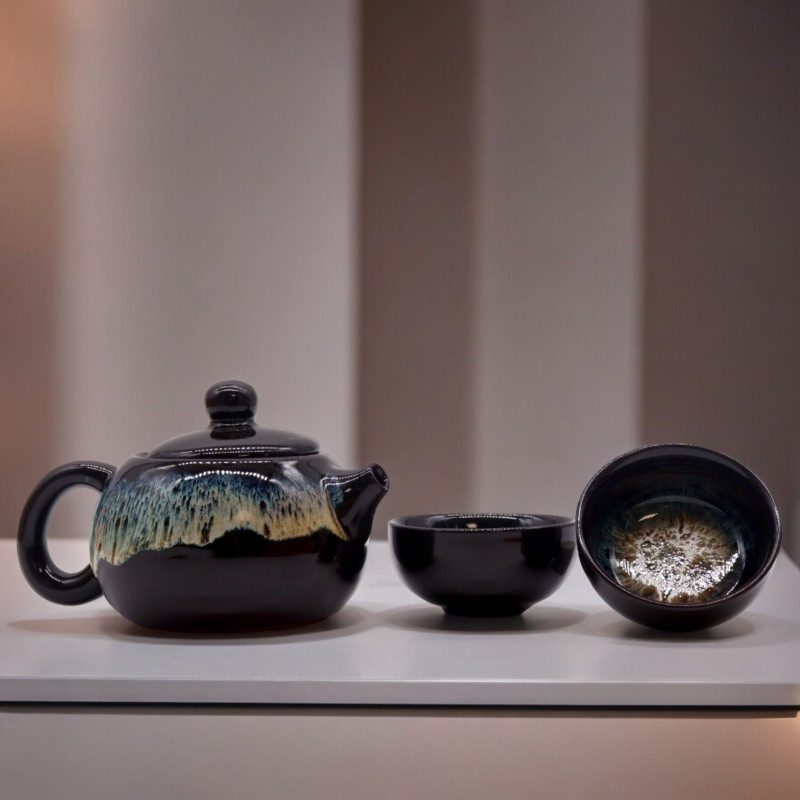 Ensemble théière et deux tasses émaillées noires aux herbes