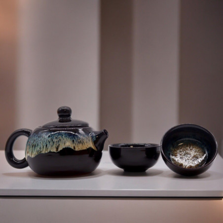 Ensemble théière et deux tasses émaillées noires aux herbes