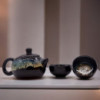 Ensemble théière et deux tasses émaillées noires aux herbes