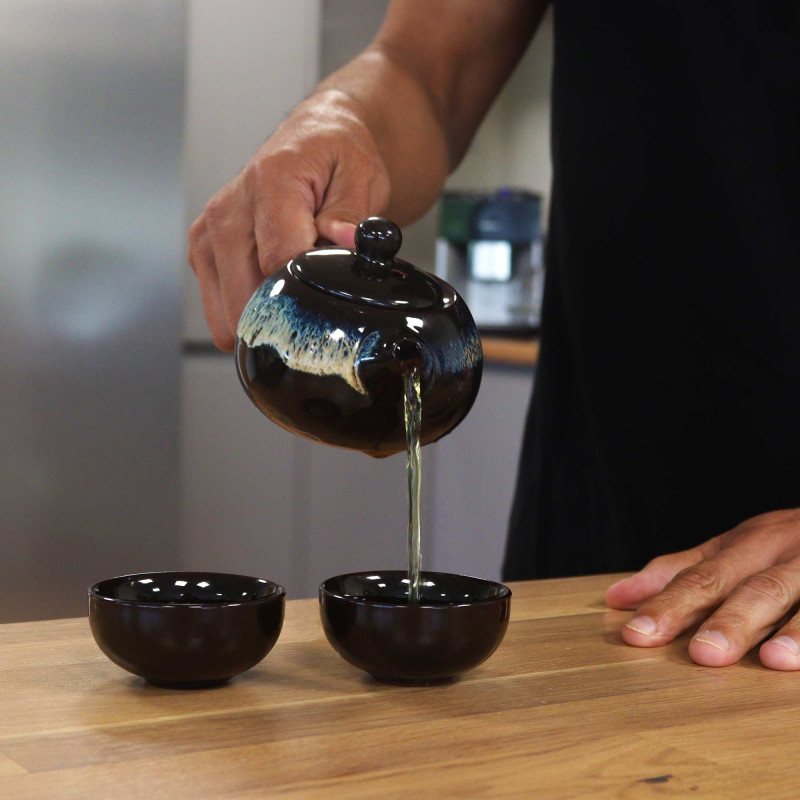 Ensemble théière et deux tasses émaillées noires aux herbes