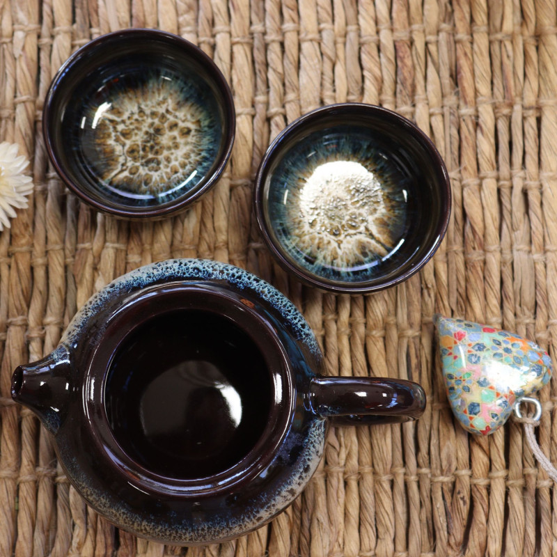 Ensemble théière et deux tasses émaillées noires aux herbes