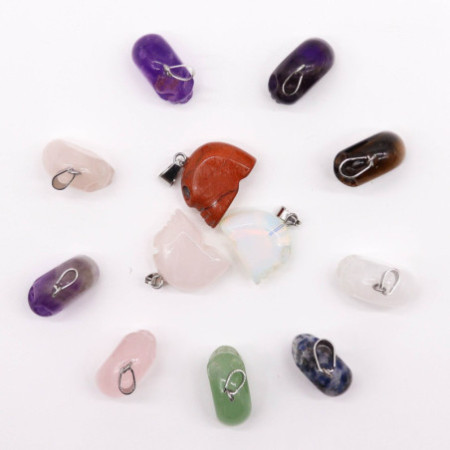 Pendentifs mini crânes en pierres précieuses (12 assortis) 20 x 15 mm