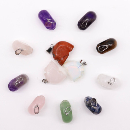 Pendentifs mini crânes en pierres précieuses (12 assortis) 20 x 15 mm