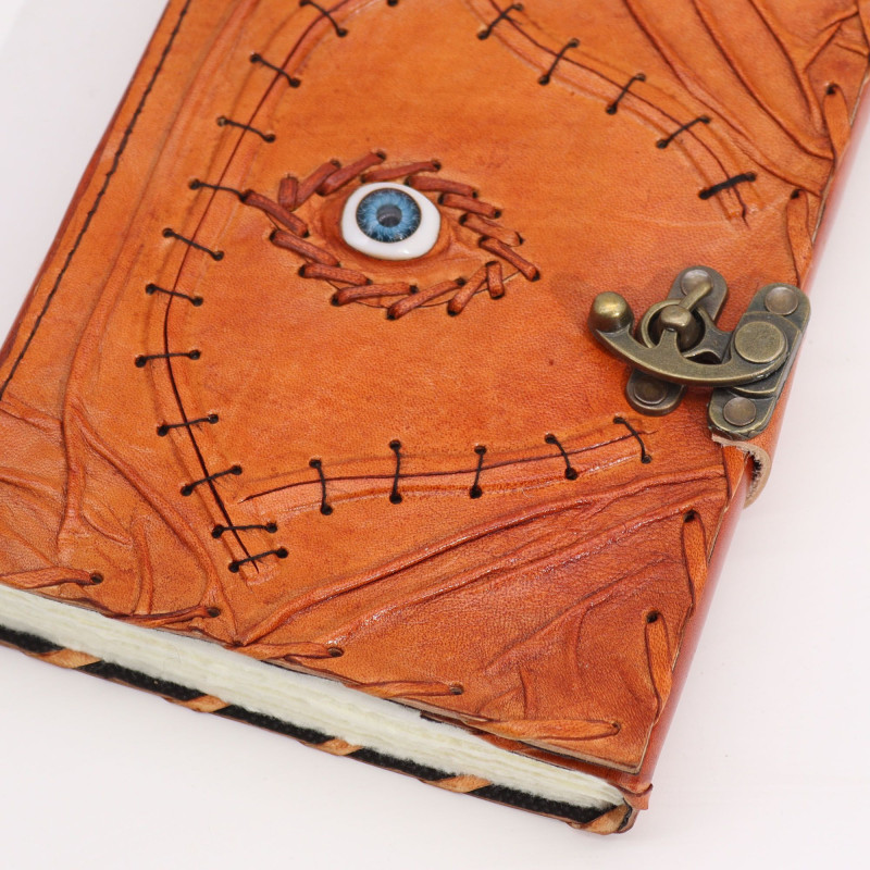 Livre brun clair - Décor mauvais œil - 160 pages à bords frangés - 20 x 15 cm