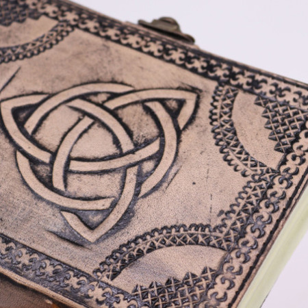Cercle Triquetra - Carnet ésotérique - Rouge Tan - 200 pages Bordure cousue - 17,5 x 12,5 x 3 cm