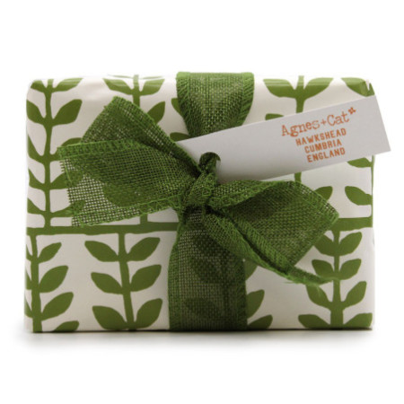 Coffret cadeau - Rhubarbe (bougie) + Figue blanche et baies de Fell (pétillant)