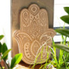 Plaque murale Hamsa en bois de manguier - Blanchi à la chaux 52 cm