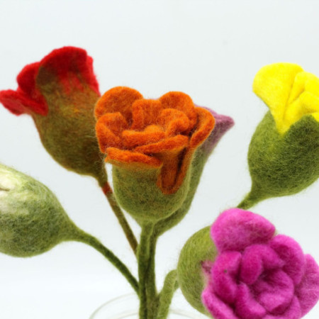 6x Fleurs en feutre - Roses (couleurs assorties)