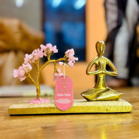 Jardin de yoga en pierres précieuses - Pose Namasté - Arbre incliné en quartz rose - 100 pierres précieuses