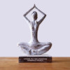Dame de yoga en bois - Blanchiment à la chaux - Pose des mains levées - « Les mains vers le ciel, embrassez la paix »