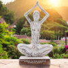 Dame de yoga en bois - Blanchiment à la chaux - Pose des mains levées - « Les mains vers le ciel, embrassez la paix »